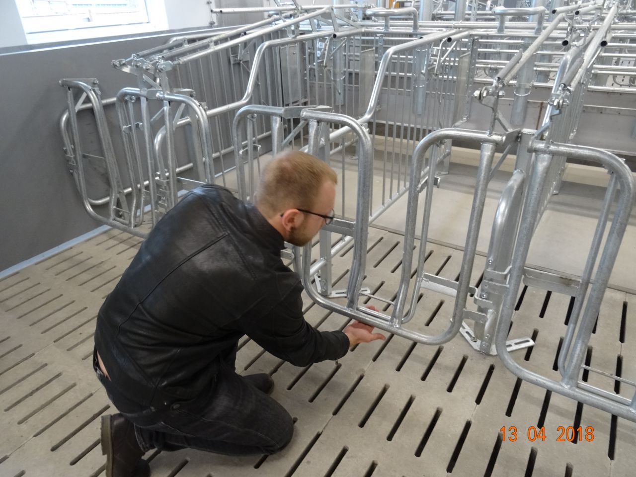 Philipp Franz erklärt, wie der Selbstschutzkorb im Deckbereich funktioniert
© IGS