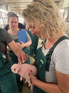 Ministerin Karawanskij und Ausschussvorsitzende Hoffmann im Abferkelstall
© IGS Thüringen e.V.