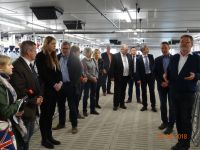 Großes Interesse bei der Erläuterung der Gruppenhaltung mit Selbstschutzständen im Deckzentrum
© IGS