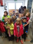 Neugierige Kinder blicken in den neuen Stall
© IGS